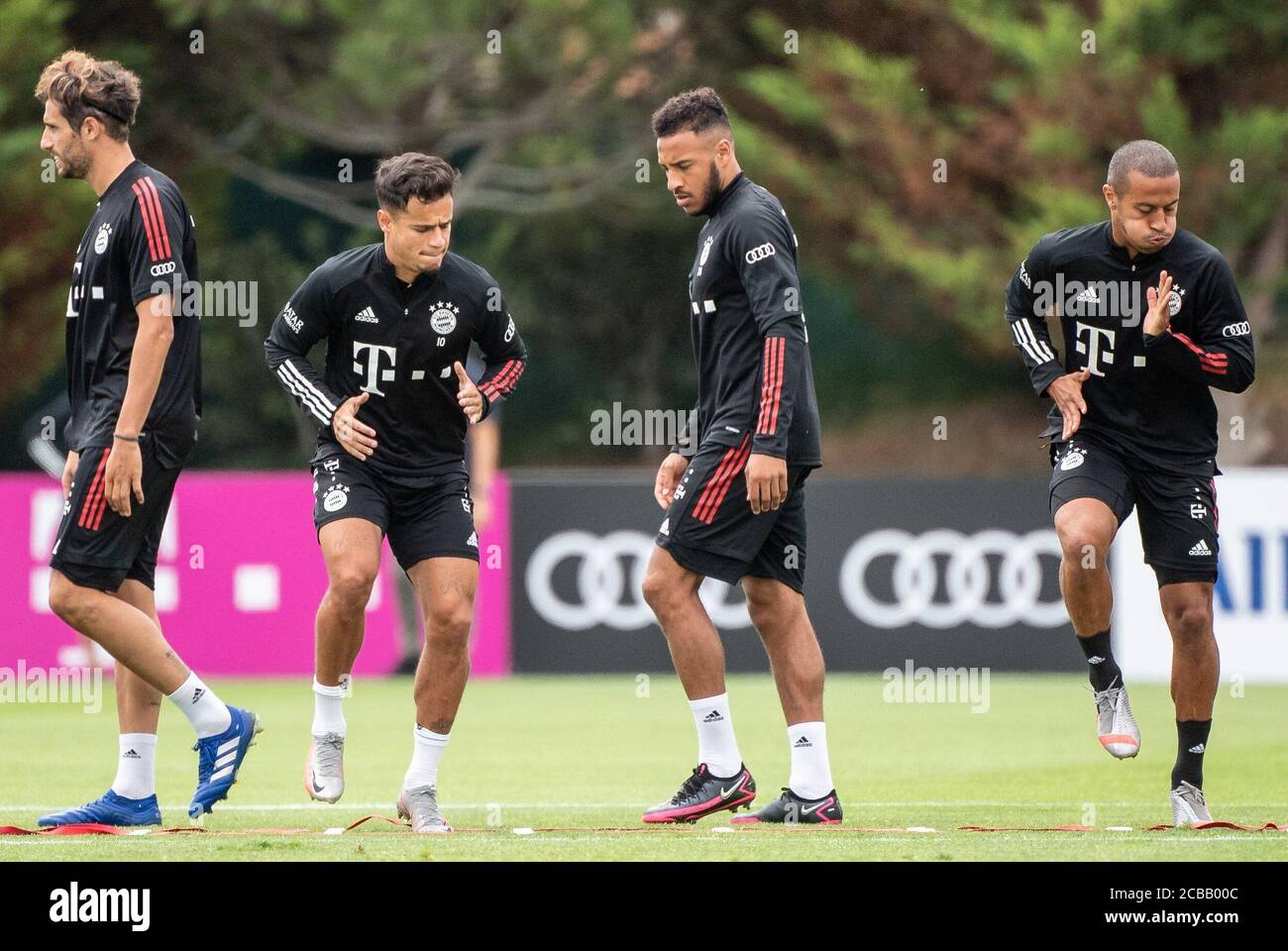 Lagos, Portugal. August 2020. Fußball: Champions League, FC Bayern im Trainingslager an der Algarve vor dem Abschlussturnier in Lissabon. Javi Martinez (l-r), Philippe Coutinho, Corentin Tolisso und Thiago vom FC Bayern München wärmen sich bei einem Training auf einem Fußballplatz im Mannschaftshotel auf. Quelle: Matthias Balk/dpa/Alamy Live News Stockfoto