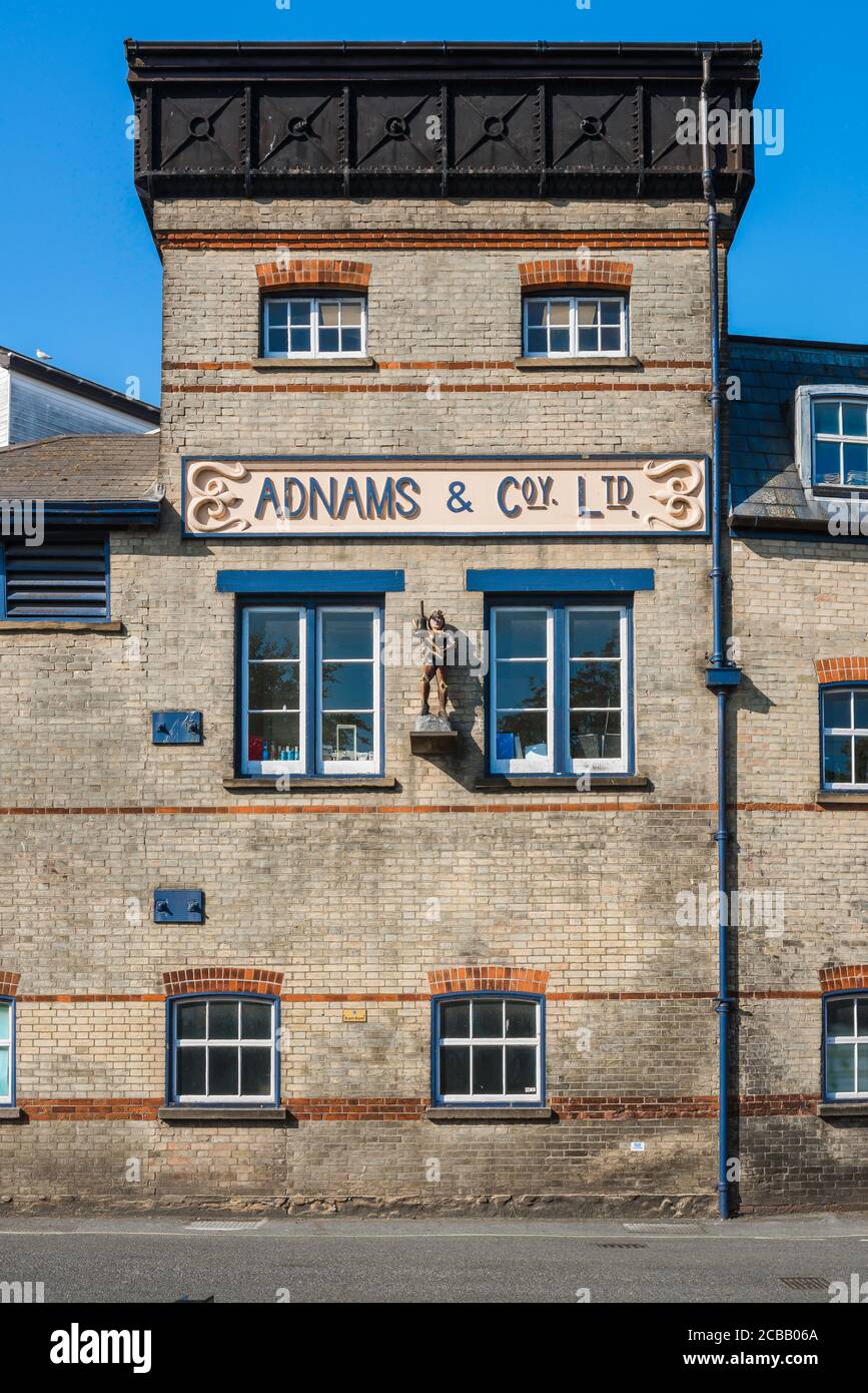 Adnams Brauerei, Blick auf Detail der Fassade des Adnams Sole Bay Brewery Gebäude im Zentrum von Southwold, East Anglia, England, Großbritannien Stockfoto