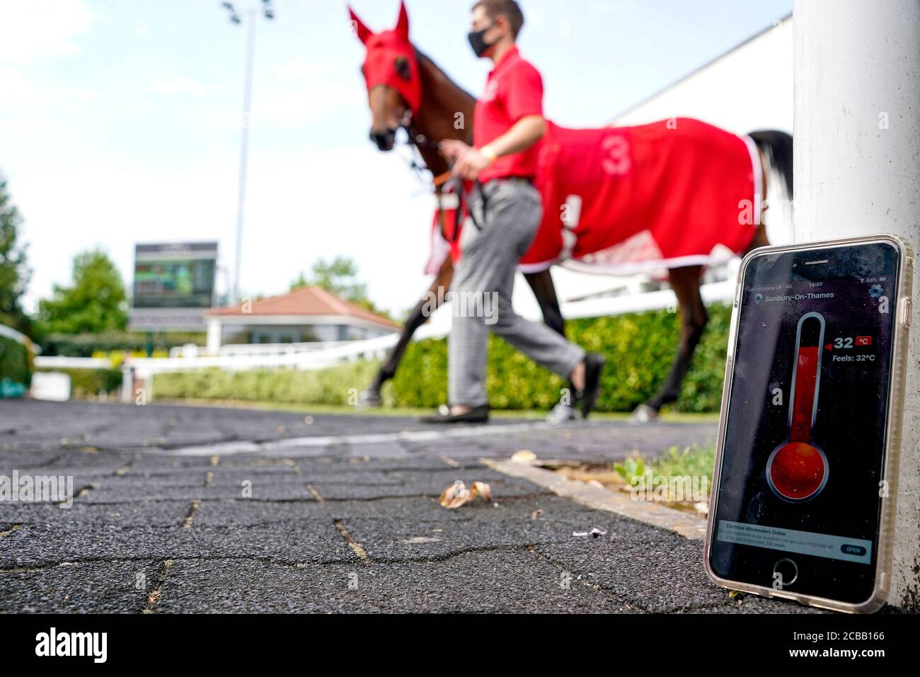 Läufer kommen in den Paradering vor dem Unibet Dank der Frontline Workers Nursery, wie die Temperaturen erreichen 32 Grad auf Kempton Park Racecourse, Surrey. Stockfoto