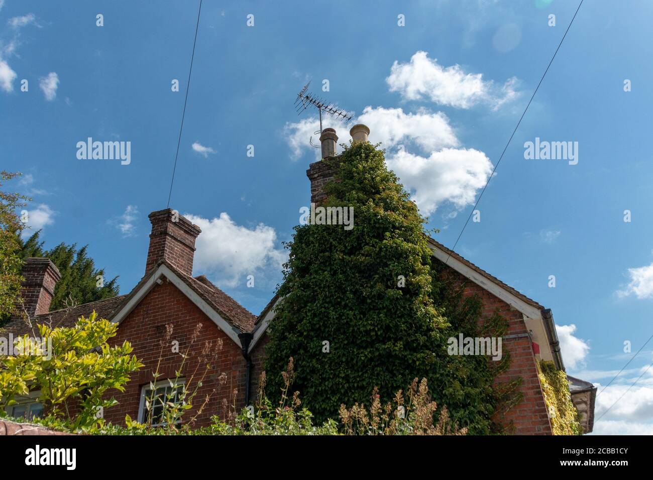 Eine Nahaufnahme der Seite eines Landes Bauernhaus mit dem schönen blauen Himmel Stockfoto