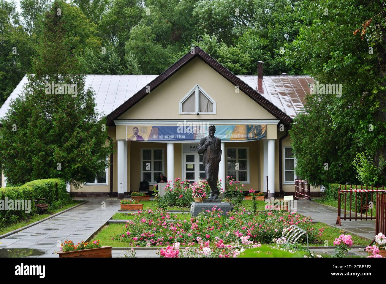 Melichovo, Region Moskau, Russland - 15. Juli 2020: Denkmal für Schriftsteller A.P. Tschechow Staatliches Literatur-Gedenkmuseum-Reserve von Anton Tschechow Melichovo Stockfoto