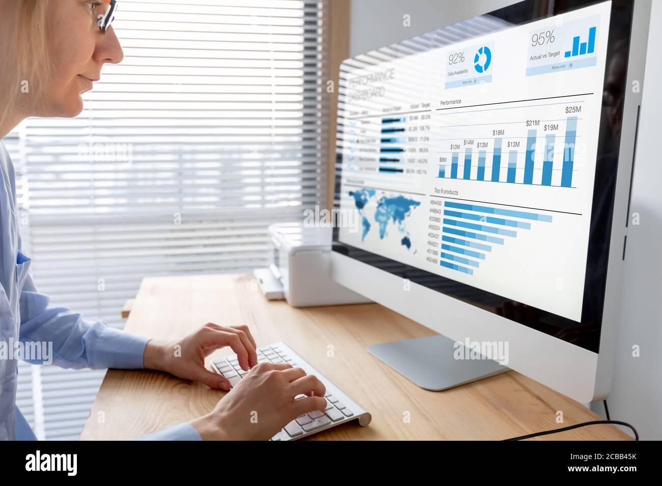 Manager analysiert Leistungsdaten auf Dashboard mit KPI und Metriken. Geschäftsanalysen, die in der Betriebs- und Verkaufsverwaltung verwendet werden. Geschäftsfrau, die arbeitet Stockfoto