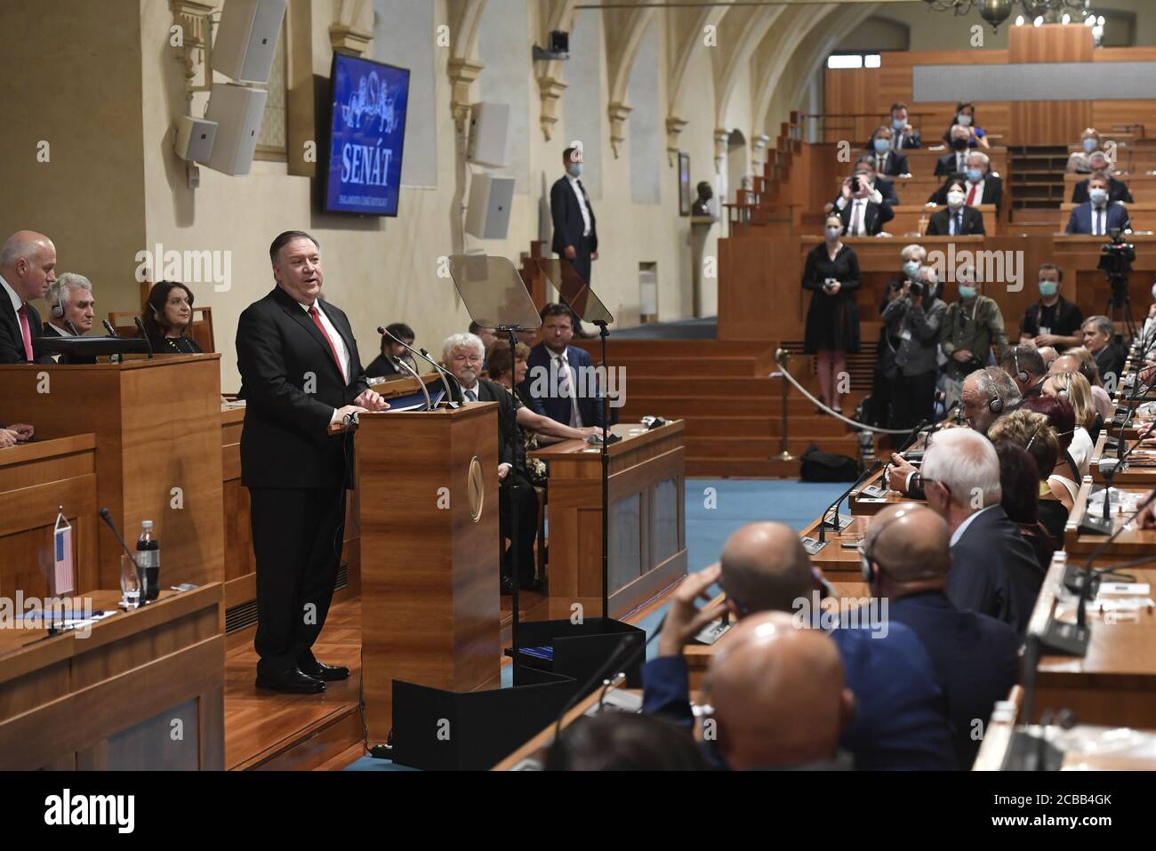 Prag, Tschechische Republik. August 2020. US-Außenminister Mike Pompeo spricht am 12. August 2020 im tschechischen Senat in Prag, Tschechische Republik. Pompeo kritisierte in seiner Rede im Senat Russland, weil es versuchte, die Souveränität europäischer Länder, einschließlich Tschechiens, durch Desinformation zu untergraben. Kredit: Michal Kamaryt/CTK Foto/Alamy Live Nachrichten Stockfoto