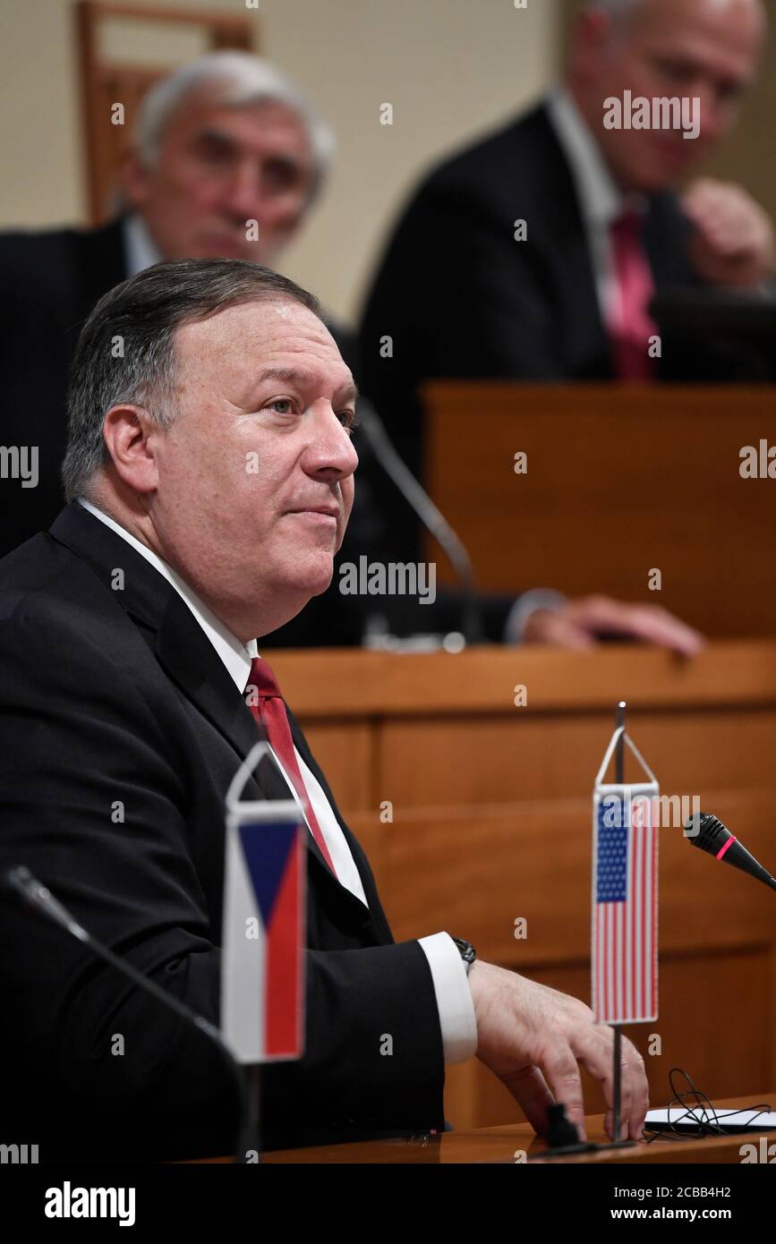 Prag, Tschechische Republik. August 2020. US-Außenminister Mike Pompeo wird am 12. August 2020 im tschechischen Senat in Prag, Tschechische Republik, gesehen. Pompeo kritisierte in seiner Rede im Senat Russland, weil es versuchte, die Souveränität europäischer Länder, einschließlich Tschechiens, durch Desinformation zu untergraben. Kredit: Michal Kamaryt/CTK Foto/Alamy Live Nachrichten Stockfoto