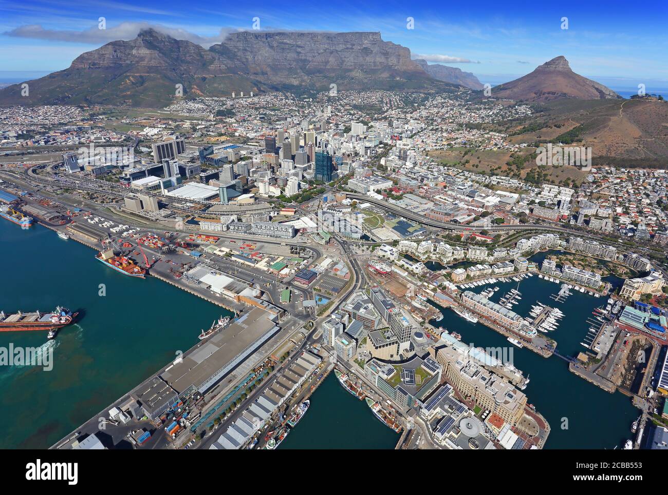 Kapstadt, Westkap / Südafrika - 04/26/2019: Luftaufnahme des Silos Distrikts mit Tafelberg im Hintergrund Stockfoto