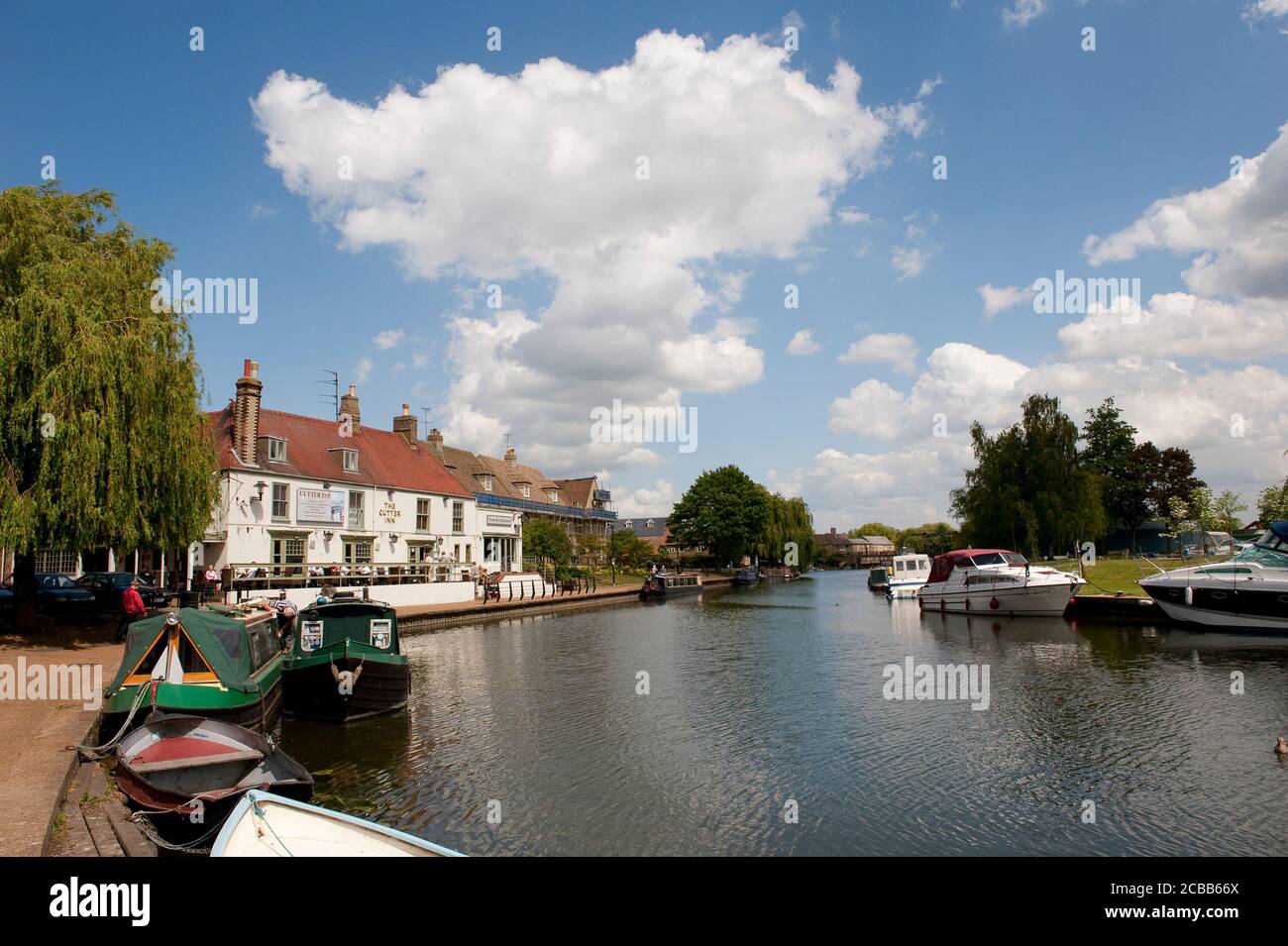 Menschen, die vor dem Cutter Inn am Ufer des Flusses Great Ouse, Cambridgeshire, England sitzen. Stockfoto