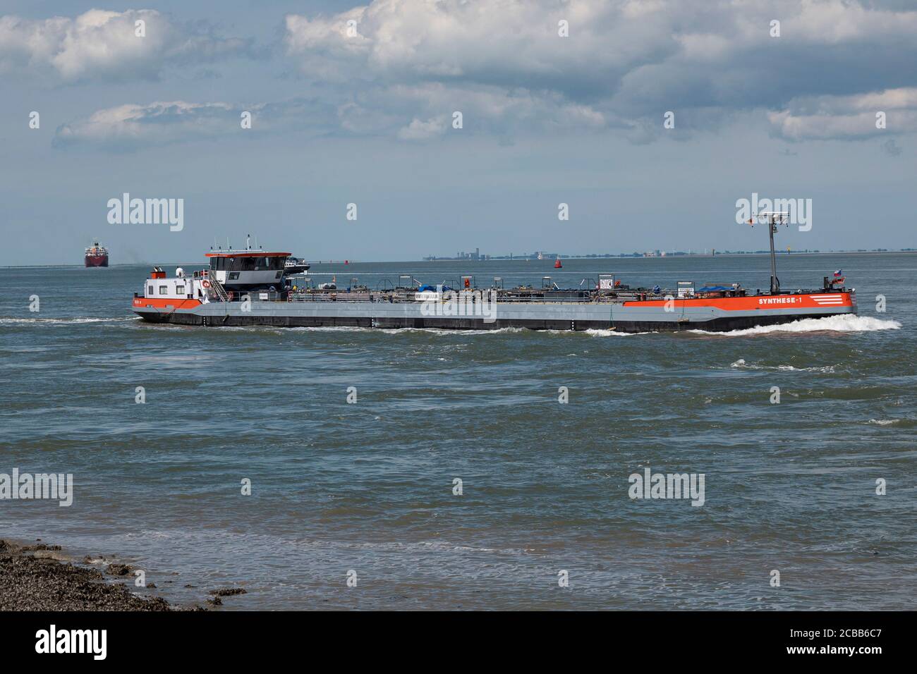 Terneuzen, Niederlande, 12. Juli 2020, der Tanker ein Binnenschiff fährt unter holländischer Flagge Stockfoto