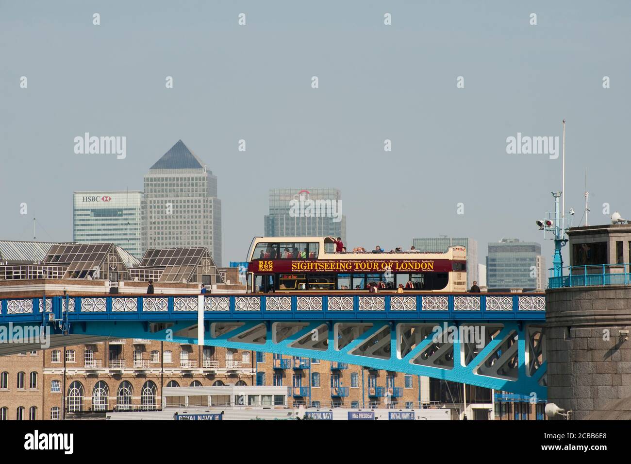 Open-Top-Tour-Bus über die Tower Bridge, eine ikonische Brücke über die Themse in London, England. Stockfoto