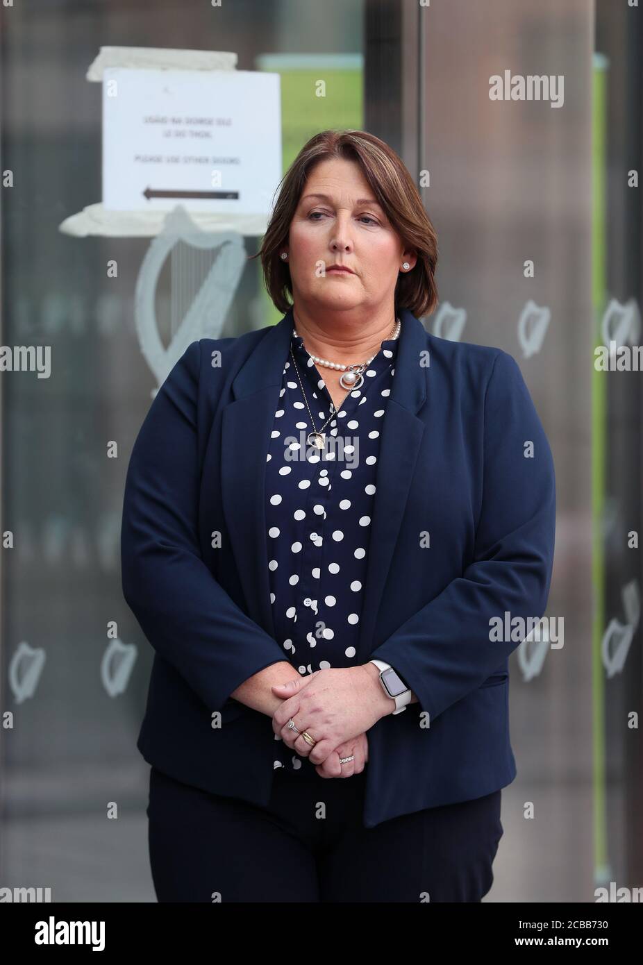 Caroline Donohoe, die Witwe von Adrian Donohoe, außerhalb des Strafgerichtshofs, Dublin, wo die Jury 11-1 für das Schuldspruch nach 22 Stunden Beratung im Aaron Brady-Prozess für den Mord an Detective Garda Adrian Donohoe, Der bei einem Raub bei Lordship Credit Union in der Nähe von Dundalk im Januar 2013 erschossen wurde. Stockfoto