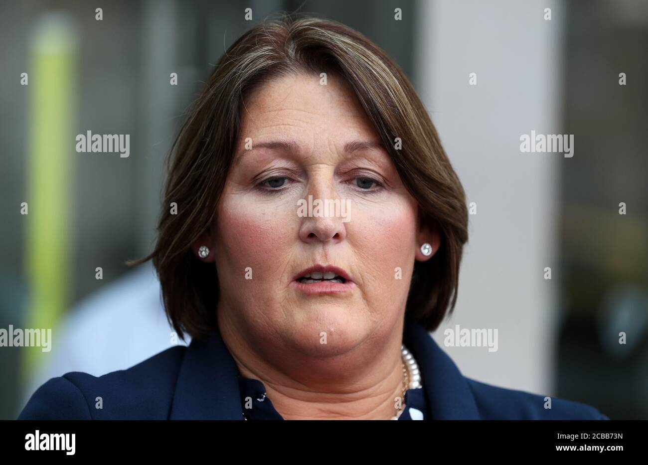 Caroline Donohoe, die Witwe von Adrian Donohoe, spricht mit den Medien außerhalb der Strafgerichtshof, Dublin, wo die Jury vereinbart 11-1 zugunsten der schuldig Urteil nach 22 Stunden Beratung im Aaron Brady-Prozess für den Mord an Detective Garda Adrian Donohoe, Der bei einem Raub bei Lordship Credit Union in der Nähe von Dundalk im Januar 2013 erschossen wurde. Stockfoto