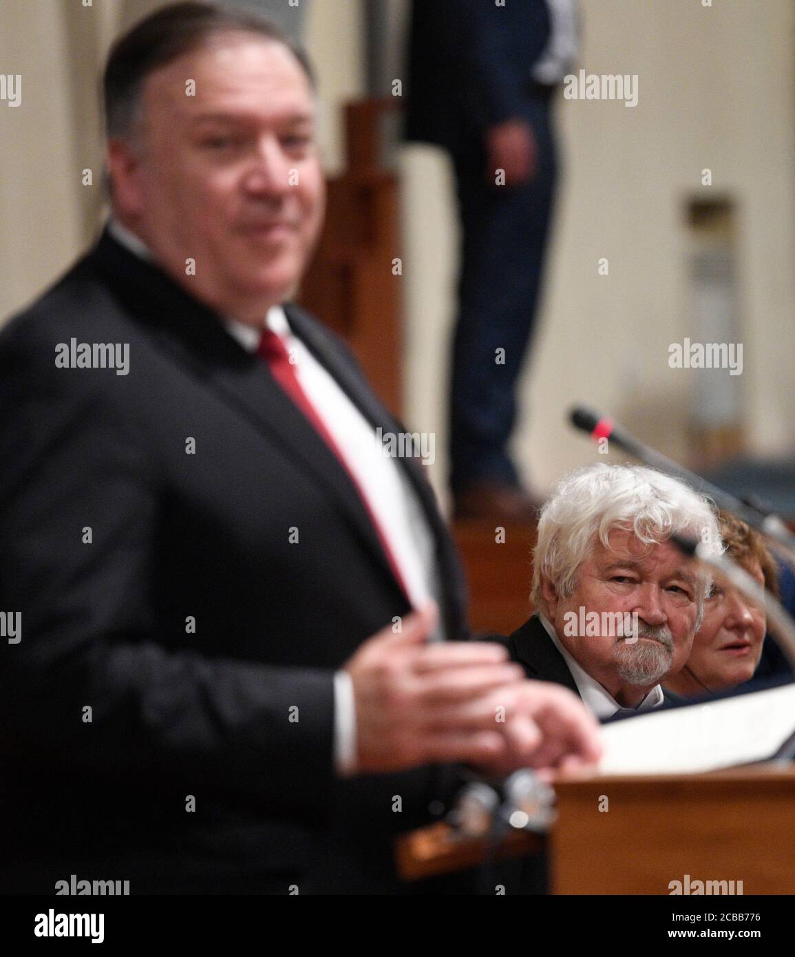 Prag, Tschechische Republik. August 2020. Der ehemalige tschechische Senatsvorsitzende Petr Pithart, Mitte, beobachtet US-Außenminister Mike Pompeo, links, während seiner Rede im tschechischen Senat in Prag, Tschechische Republik, am 12. August 2020. Pompeo kritisierte in seiner Rede im Senat Russland, weil es versuchte, die Souveränität europäischer Länder, einschließlich Tschechiens, durch Desinformation zu untergraben. Kredit: Michal Kamaryt/CTK Foto/Alamy Live Nachrichten Stockfoto