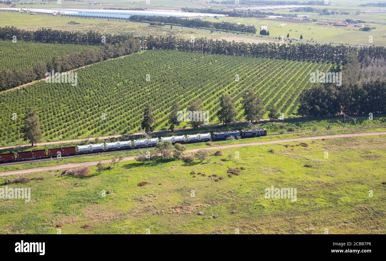 Kapstadt, Westkap / Südafrika - 07/24/2020: Luftaufnahme eines Zuges mit Weinbergen im Hintergrund Stockfoto