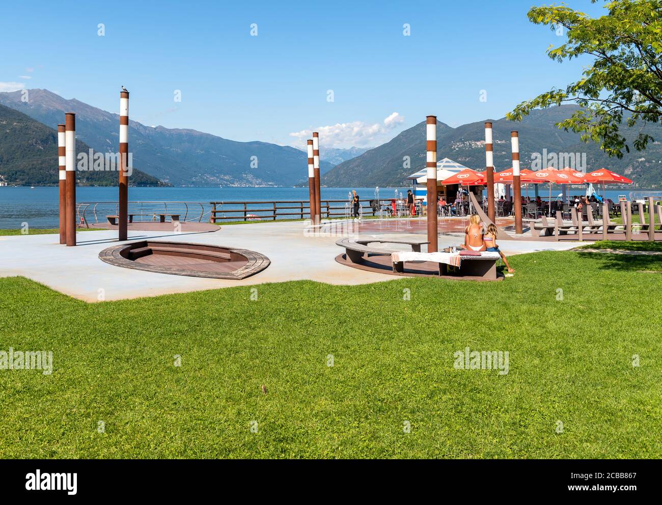 Germignaga, Lombardei, Italien - 11. September 2019: Blick auf den Boschettino Park mit Bar im Freien am Ufer des Lago Maggiore. Stockfoto