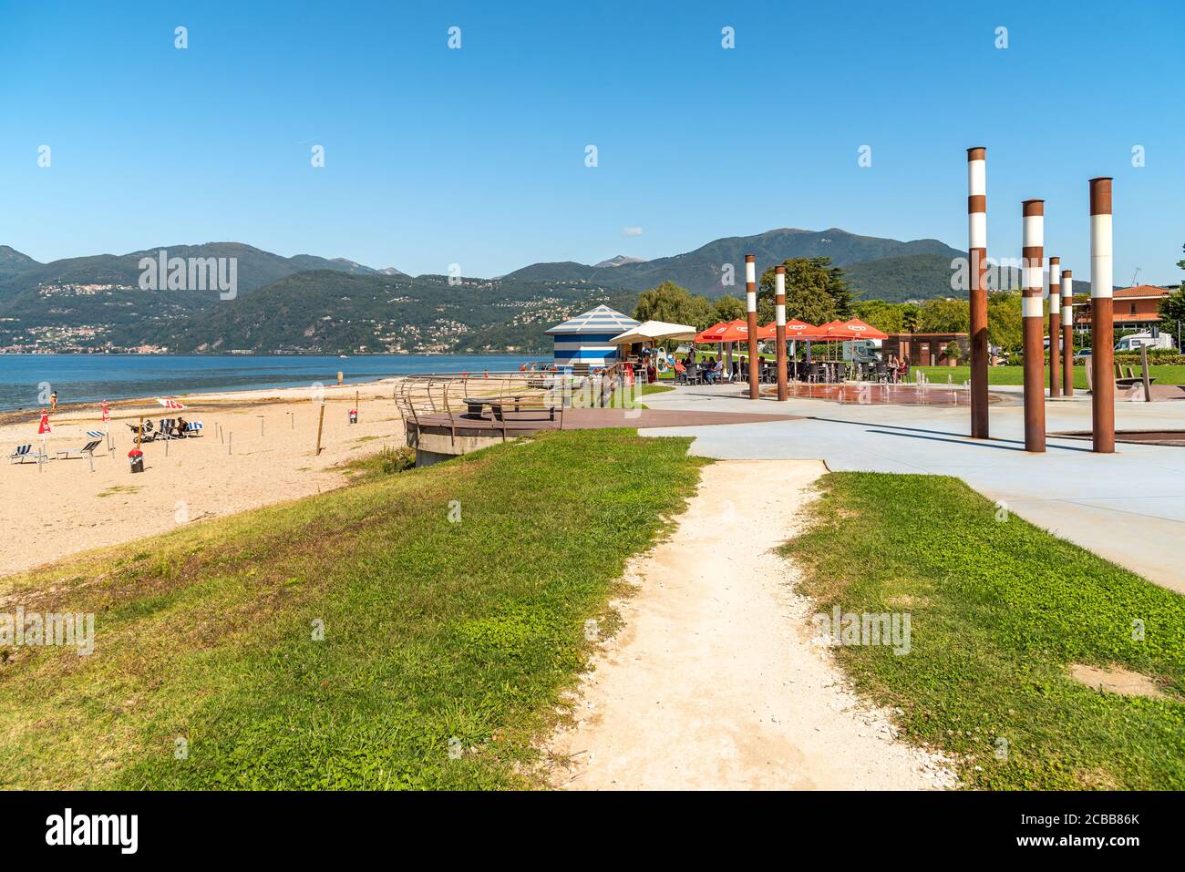 Germignaga, Lombardei, Italien - 11. September 2019: Blick auf den Boschettino Park mit Strand und Bar im Freien am Ufer des Lago Maggiore in Germignaga, pro Stockfoto