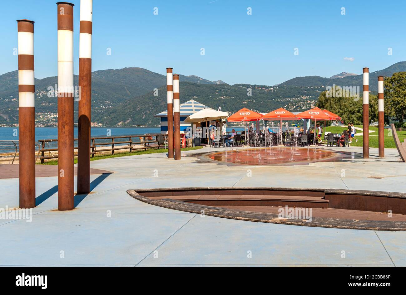 Germignaga, Lombardei, Italien - 11. September 2019: Blick auf den Boschettino Park mit Bar im Freien am Ufer des Lago Maggiore in Germignaga, Provinz V Stockfoto