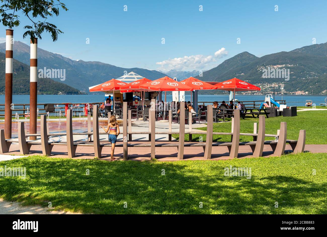 Germignaga, Lombardei, Italien - 11. September 2019: Blick auf den Boschettino Park mit Bar im Freien am Ufer des Lago Maggiore in Germignaga, Provinz V Stockfoto