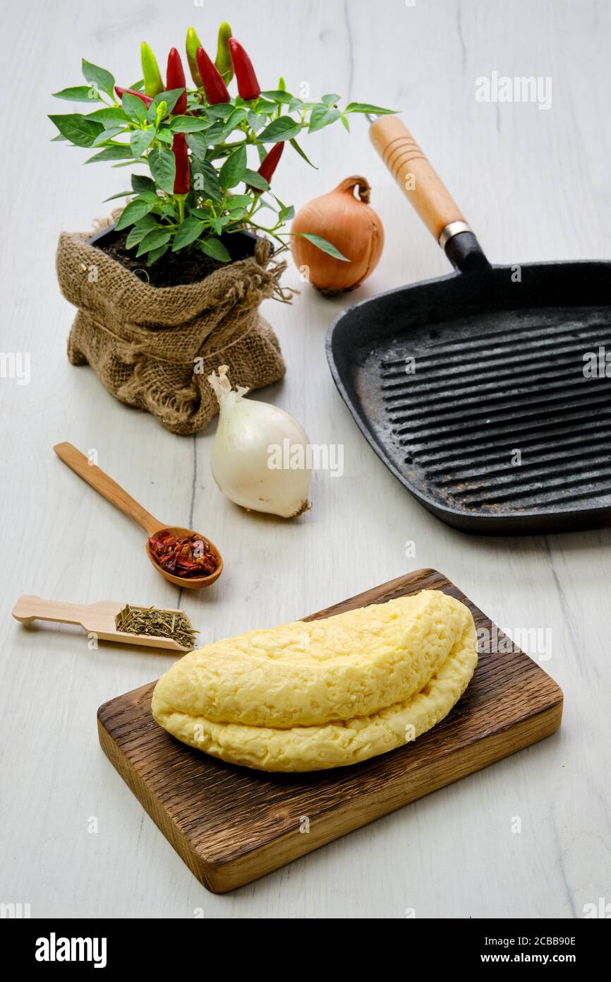 Hausgemachter Käse zum Braten auf Gusseisen-Grillpfanne Stockfoto