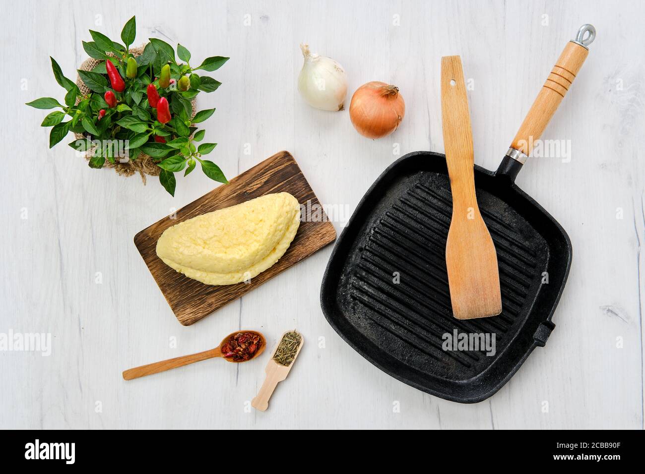 Blick von oben auf hausgemachten Käse zum Braten auf der Grillpfanne Stockfoto