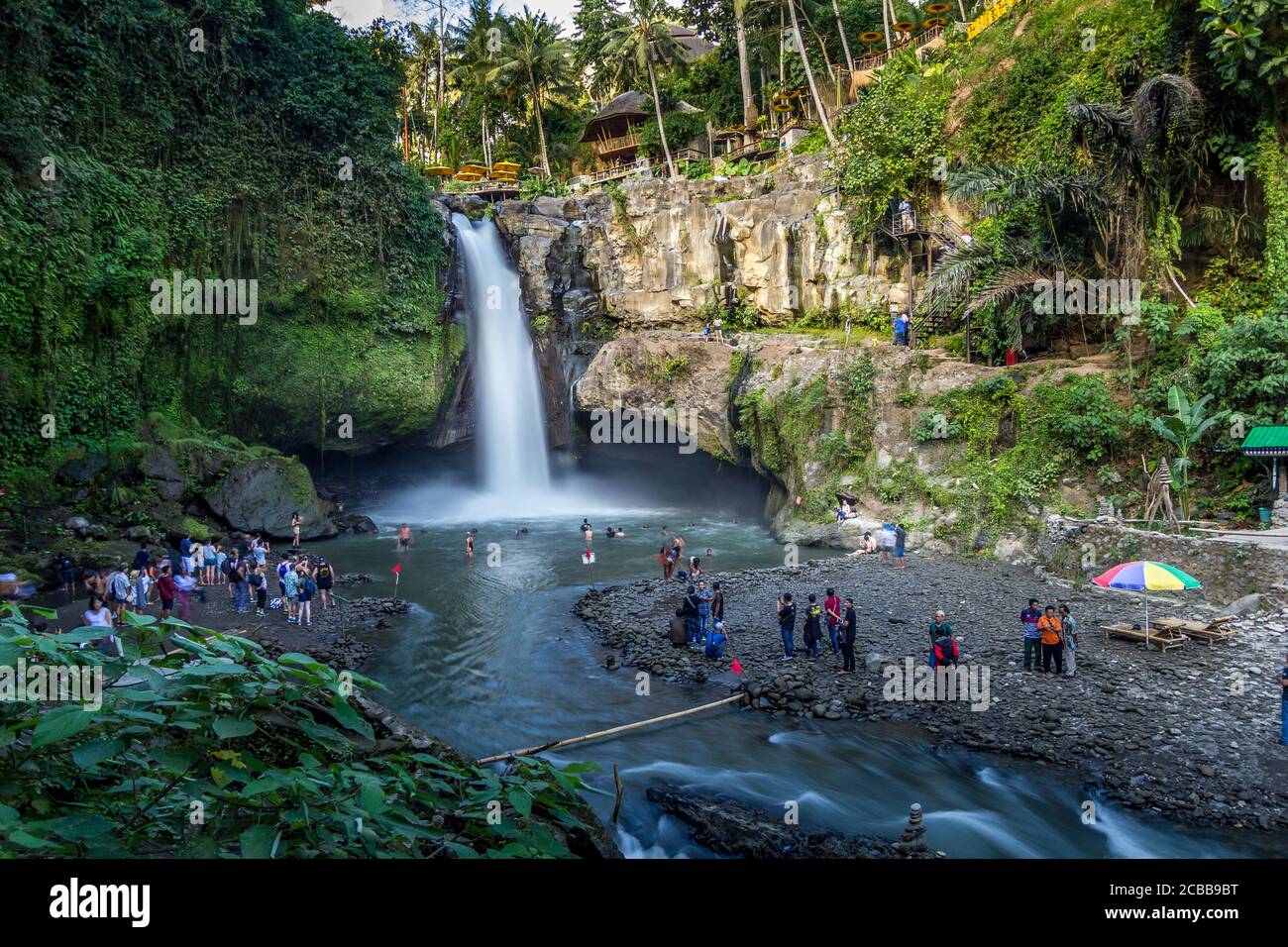 Bali, Indonesien: 28. Juni 2019: Menschen genießen den Tegenungan Wasserfall in Ubud. Der Ort ist eine der berühmtesten Landschaften der Insel. Stockfoto