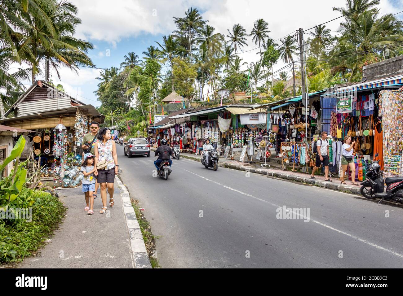 Bali, Indonesien - 28. Juni 2019: Menschen, die in den Straßen von Tegallalang spazieren. Die Gegend ist berühmt für ihre Reisterrassen, Geschäfte und Cafés. Stockfoto