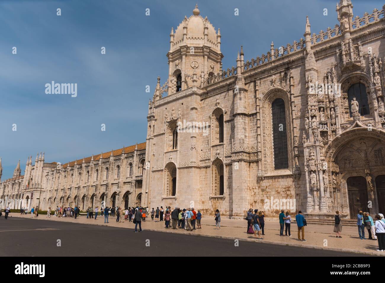 Lissabon, Portugal - 15. Mai 2017: Ein Seitenblick auf das Kloster Jeronimos (Mosteiro dos Jeronimos), wo eine große Touristenmenge darauf wartet einzutreten Stockfoto