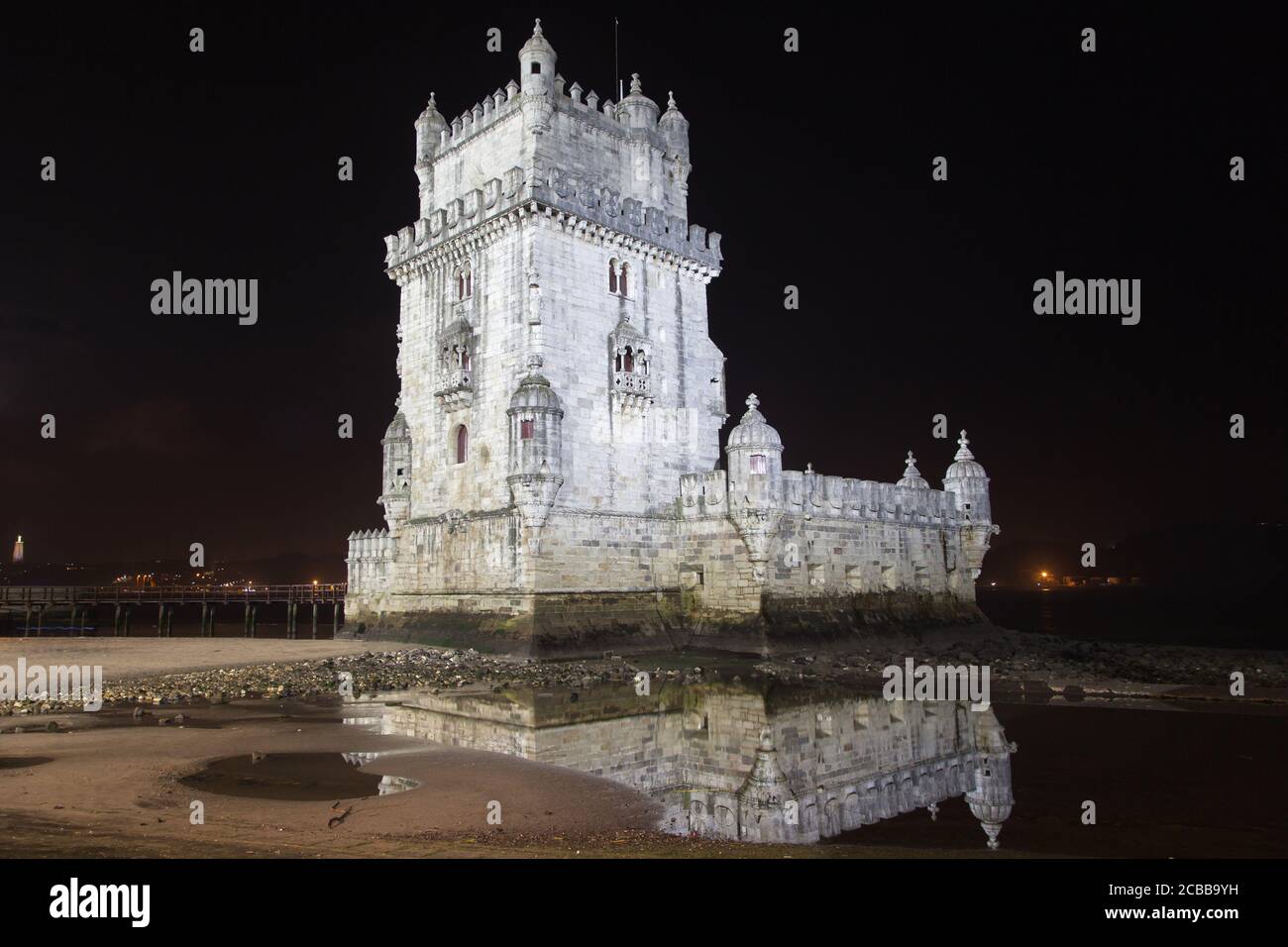 Torre de Belem bei Nacht, Lissabon, Portugal. Stockfoto