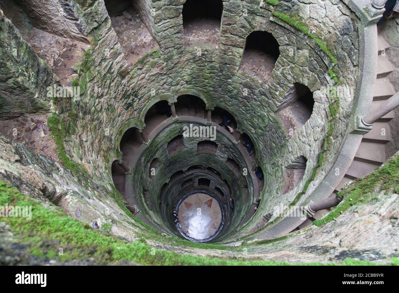 Initiationsbrunnen auf Quinta da Regaleira, Sintra, Portugal. Stockfoto