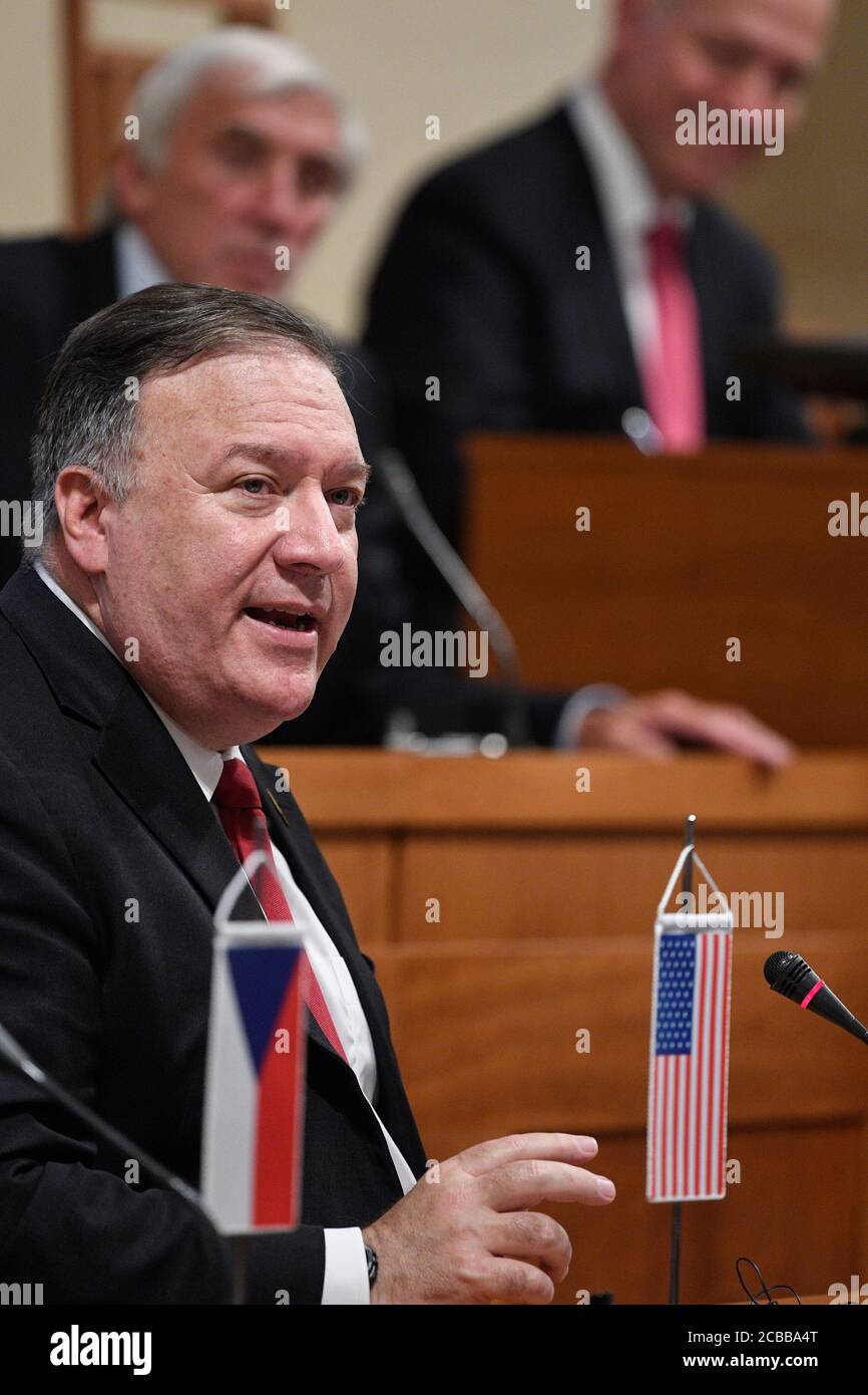 Prag, Tschechische Republik. August 2020. US-Außenminister Mike Pompeo wird am 12. August 2020 im tschechischen Senat in Prag, Tschechische Republik, gesehen. Pompeo kritisierte in seiner Rede im Senat Russland, weil es versuchte, die Souveränität europäischer Länder, einschließlich Tschechiens, durch Desinformation zu untergraben. Kredit: Michal Kamaryt/CTK Foto/Alamy Live Nachrichten Stockfoto