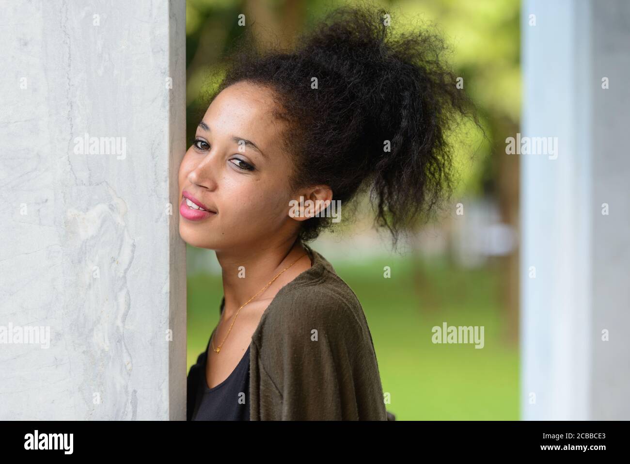 Porträt einer glücklichen jungen schönen afrikanischen Frau im Park Stockfoto