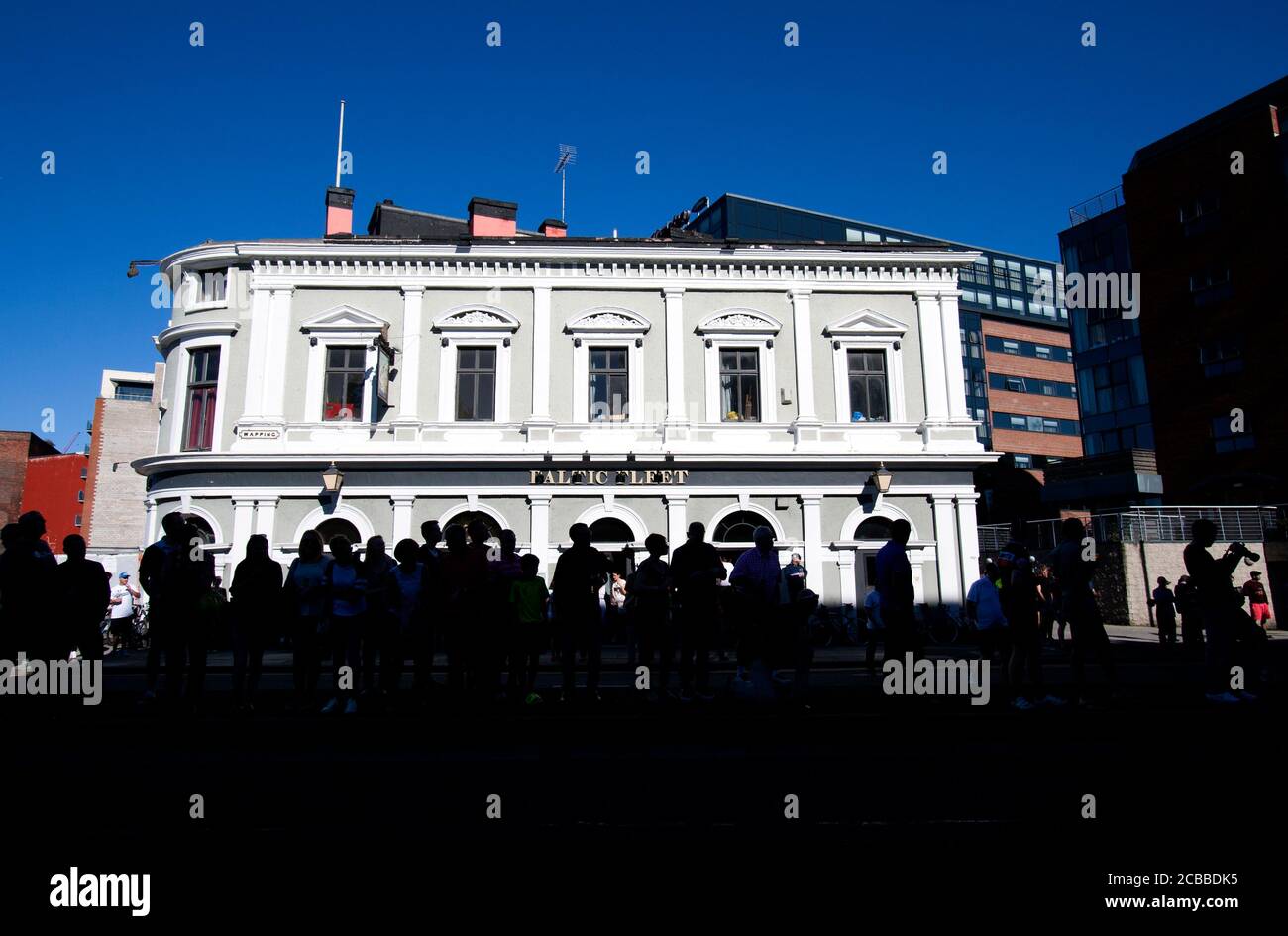 Nach der Eröffnung des Tour of Britain-Radrennens 2014 versammelten sich die Zuschauer vor dem öffentlichen Haus der Baltic Fleet in Liverpool, Großbritannien. Stockfoto