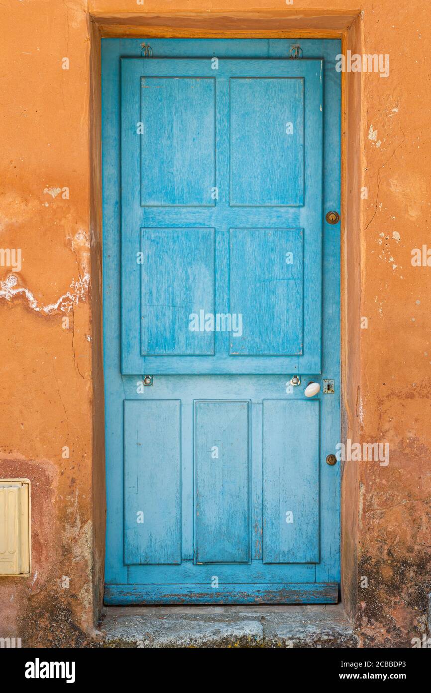 Eine blau bemalte Tür im bunten französischen Dorf Roussillon Stockfoto