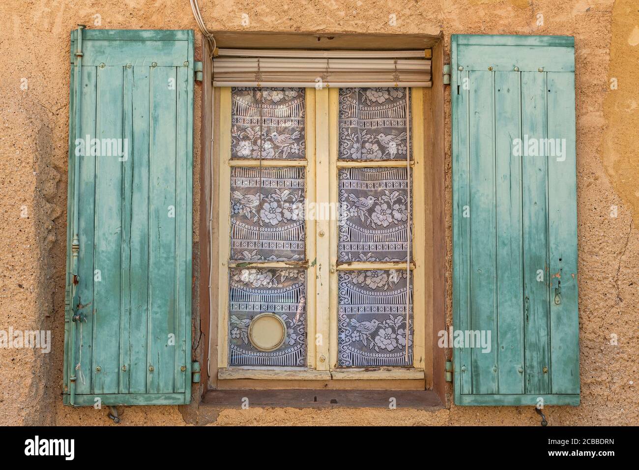 Ein altes Fenster im Roussillon Stockfoto