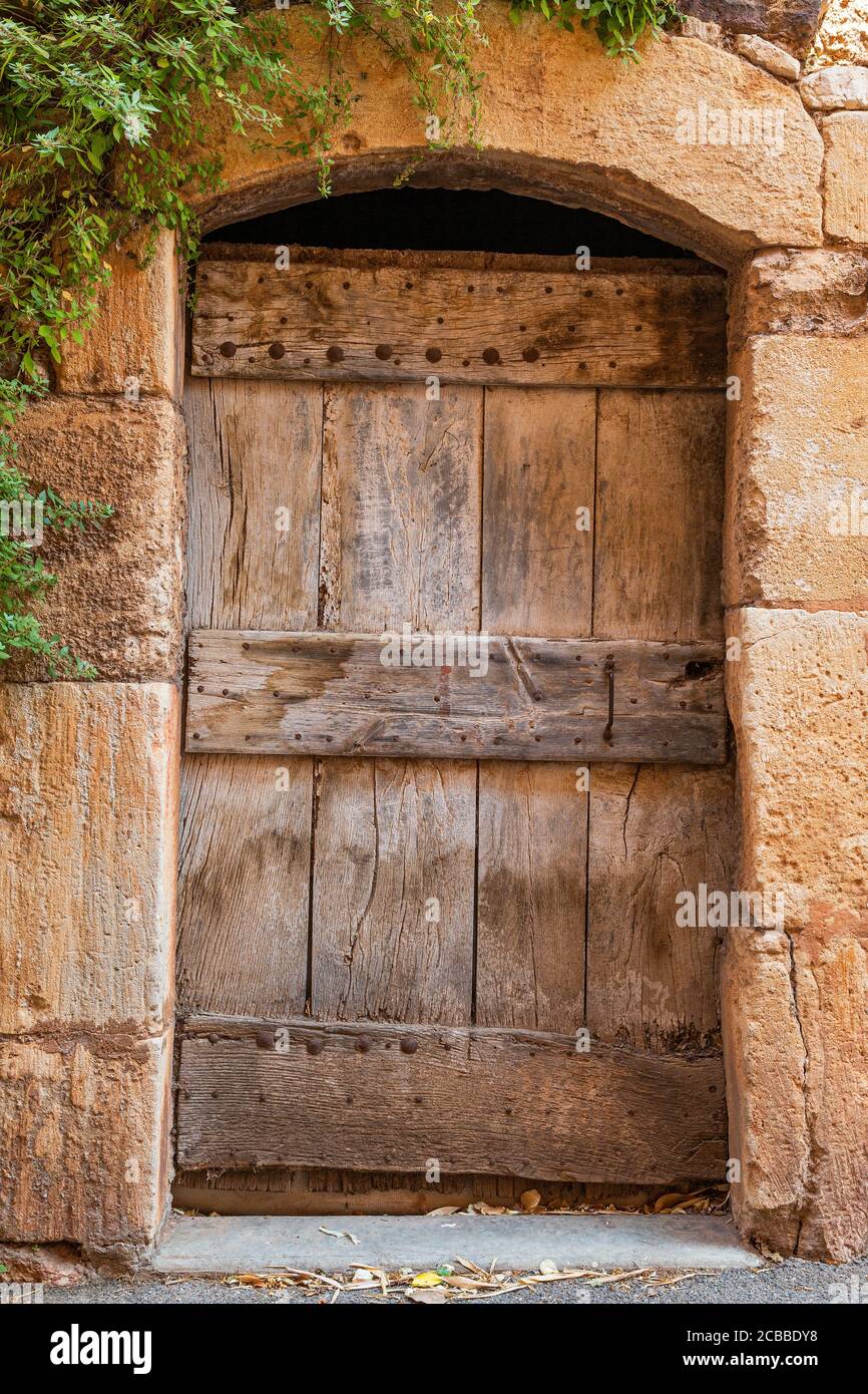 Alte Holztür im bunten französischen Dorf Roussillon Stockfoto