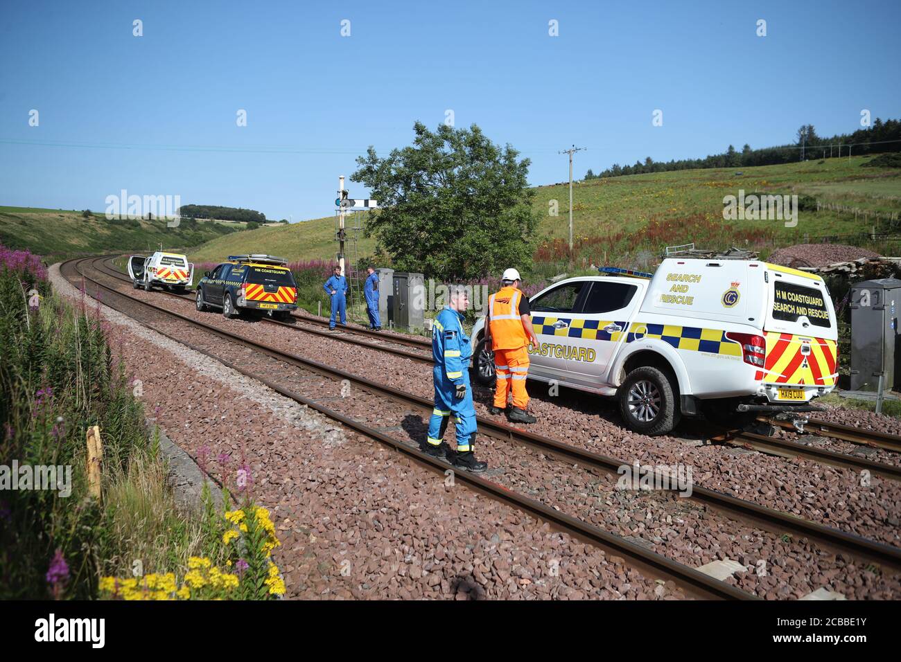 Einsatzfahrzeuge und Personal am Carmont Crossing, wo sie von der Straße aus auf die Bahnlinie zugreifen, südlich der Szene in Stonehaven, Aberdeenshire, wo der Zug von Aberdeen nach Stonehaven ScotRail 06.38 heute Morgen gegen 9.40 Uhr entgleiste. Die Feuerwehr, die Polizei und der Rettungsdienst sind anwesend und der Vorfall ist andauernd. Stockfoto