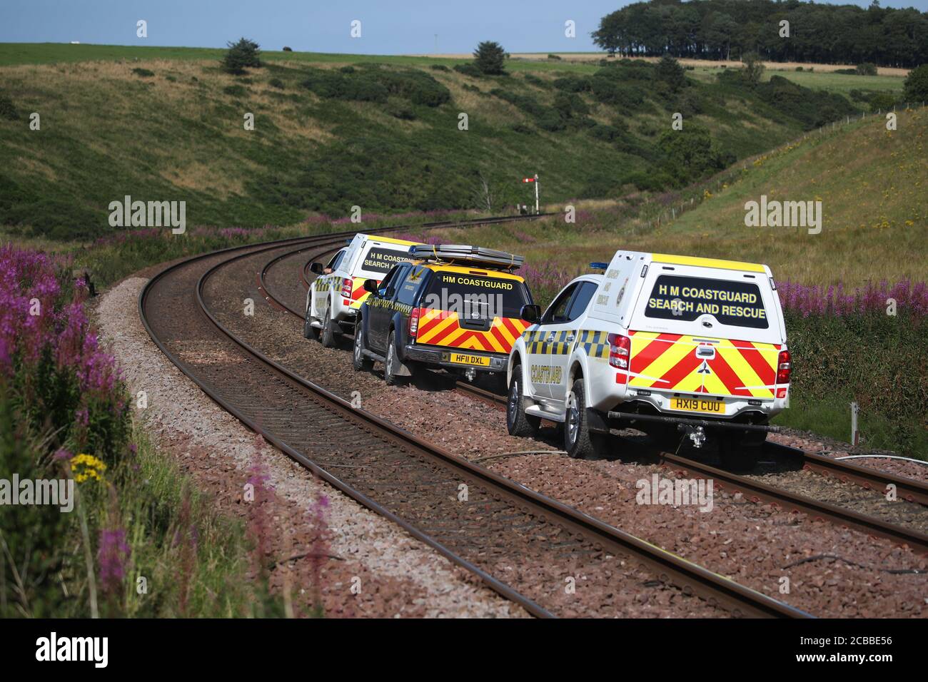 Einsatzfahrzeuge am Carmont Crossing, wo sie von der Straße aus auf die Bahnlinie zugreifen, südlich der Szene in Stonehaven, Aberdeenshire, wo der 06.38 Aberdeen nach Stonehaven ScotRail Zug heute Morgen gegen 9.40 Uhr entgleiste. Die Feuerwehr, die Polizei und der Rettungsdienst sind anwesend und der Vorfall ist andauernd. Stockfoto