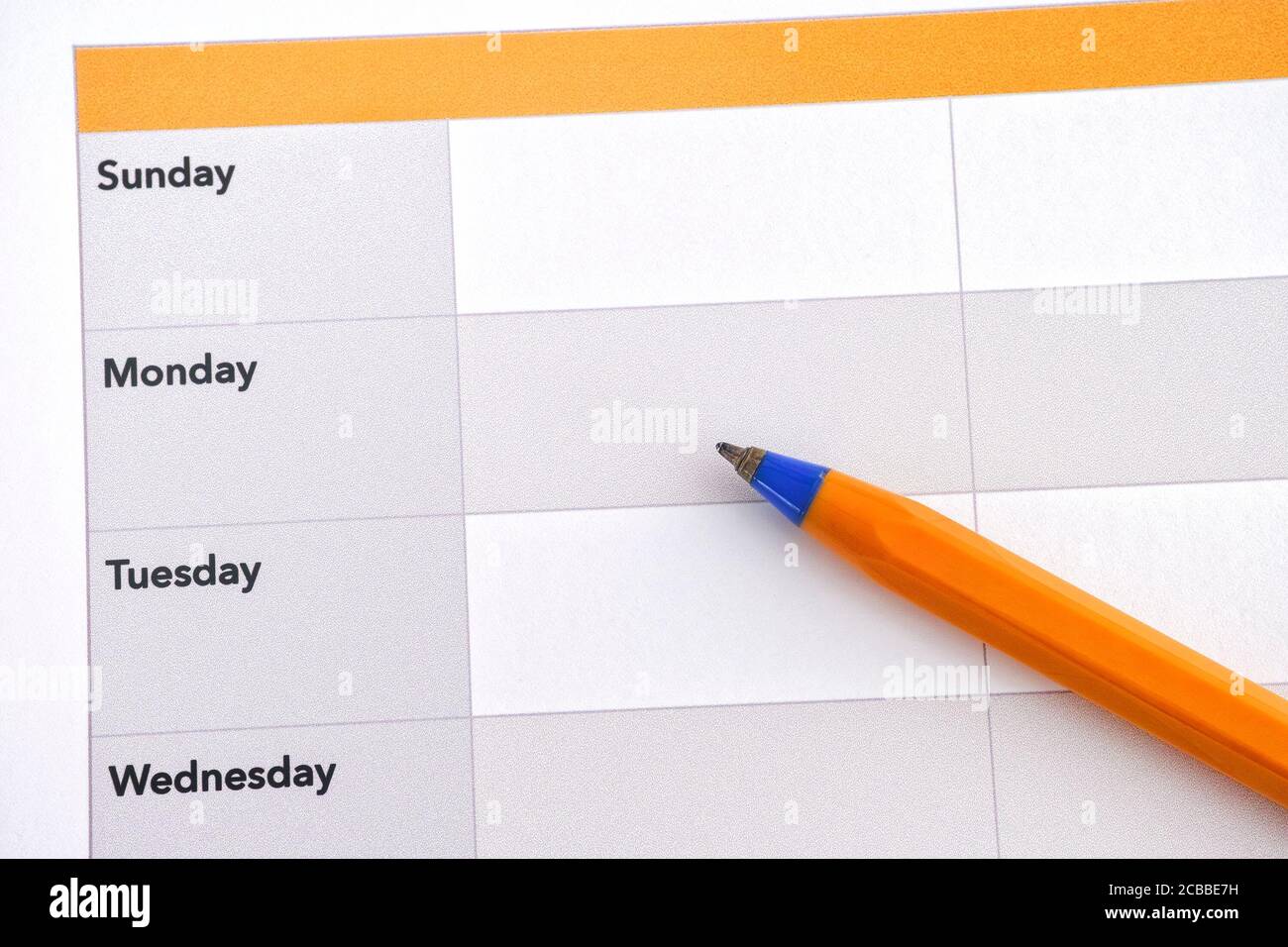 Ein Kugelschreiber, der auf einem Wochenplan liegt. Nahaufnahme. Stockfoto