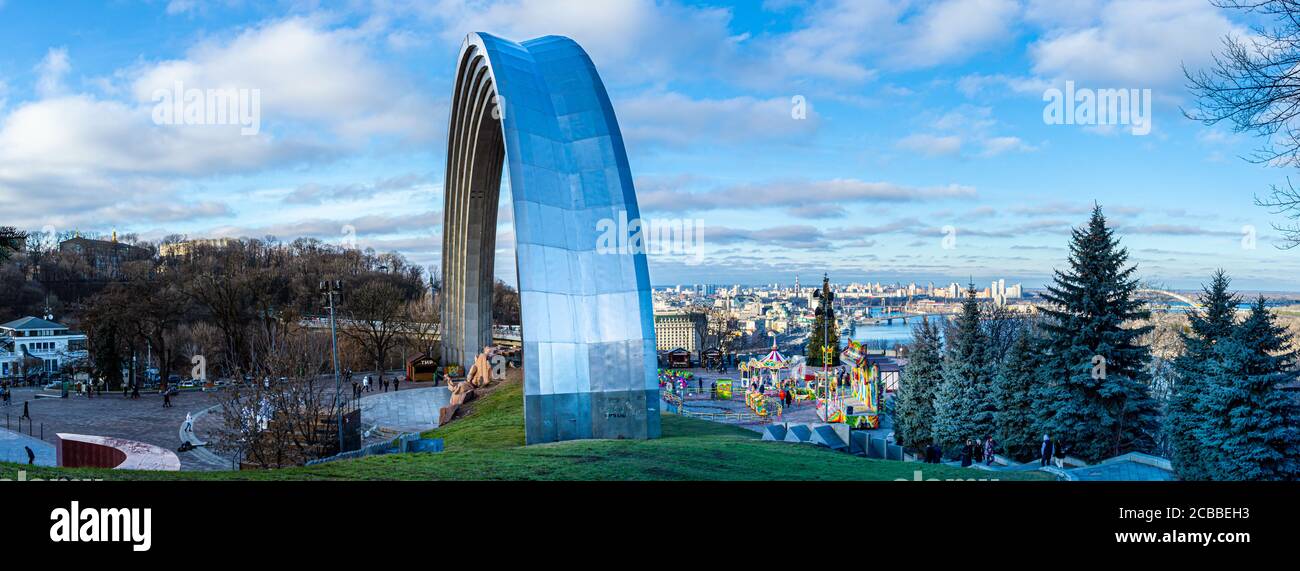 KIEW, UKRAINE - JANUAR 12,2020: Panoramablick auf den Völkerfreundschaftsbogen am Podol-Bezirk und auf den Dnypro-Fluss im Januar in Kiew, Ukraine Stockfoto