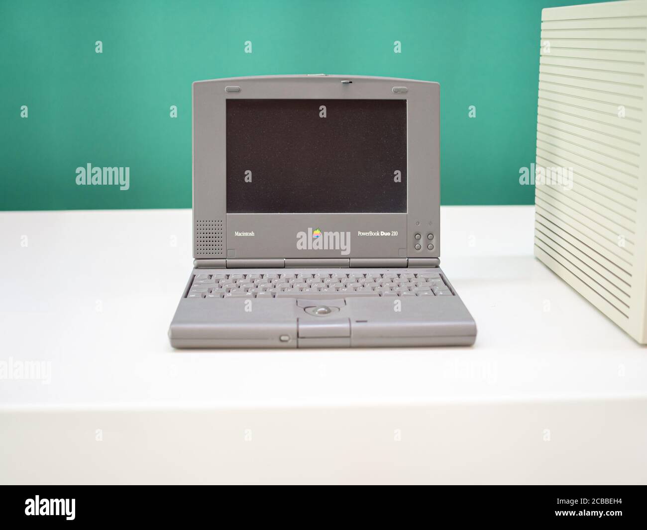TERRASSA, SPANIEN-9. AUGUST 2020: 1992 Apple Macintosh PowerBook Duo 210 Portable Notebook PC im National Museum of Science and Techn Stockfoto