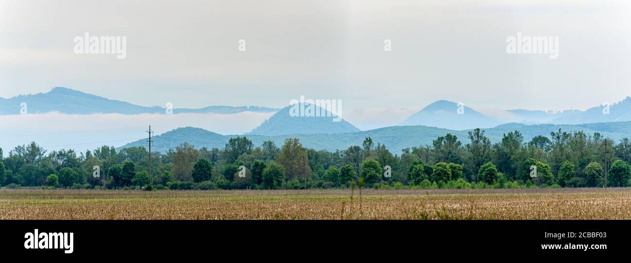 Panoramablick auf die Karpaten, Khust, Transkarpatien Ukraine. Horizontale Außenaufnahme. Stockfoto