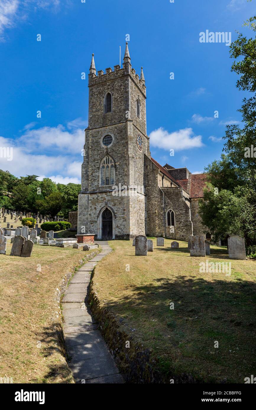 Die Kirche St. Leonard's aus dem 11. Jahrhundert mit der berühmten Krypta Hythe, England Stockfoto