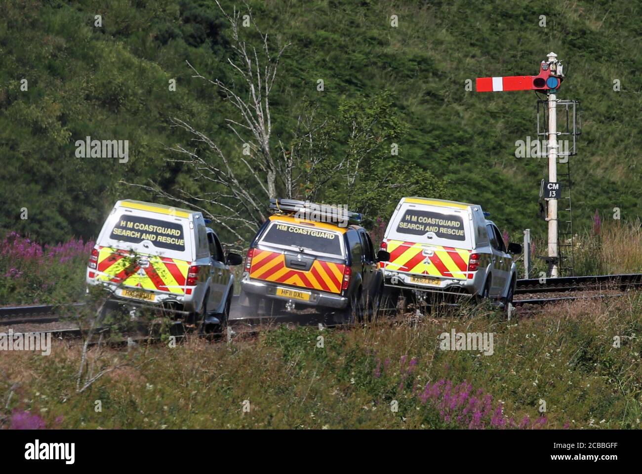 HM Coastguard Fahrzeuge am Carmont Kreuzung, wo sie den Zugang zur Zuglinie von der Straße, südlich der Szene in Stonehaven, Aberdeenshire, wo die 06.38 Aberdeen nach Stonehaven ScotRail Zug entgleiste um etwa 9.40 Uhr heute Morgen. Die Feuerwehr, die Polizei und der Rettungsdienst sind anwesend und der Vorfall ist andauernd. Stockfoto