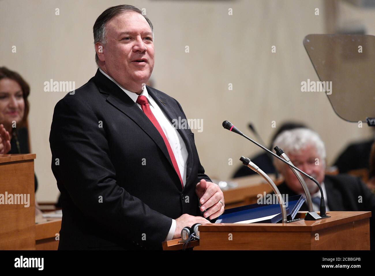 Prag, Tschechische Republik. August 2020. US-Außenminister Mike Pompeo spricht am 12. August 2020 im tschechischen Senat in Prag, Tschechische Republik. Pompeo kritisierte in seiner Rede im Senat Russland, weil es versuchte, die Souveränität europäischer Länder, einschließlich Tschechiens, durch Desinformation zu untergraben. Kredit: Michal Kamaryt/CTK Foto/Alamy Live Nachrichten Stockfoto