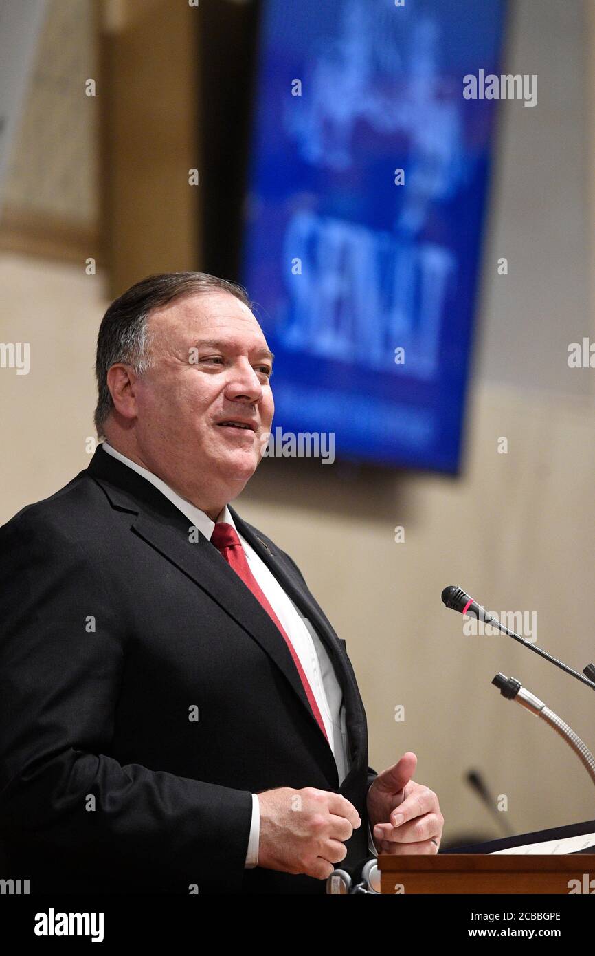 Prag, Tschechische Republik. August 2020. US-Außenminister Mike Pompeo spricht am 12. August 2020 im tschechischen Senat in Prag, Tschechische Republik. Pompeo kritisierte in seiner Rede im Senat Russland, weil es versuchte, die Souveränität europäischer Länder, einschließlich Tschechiens, durch Desinformation zu untergraben. Kredit: Michal Kamaryt/CTK Foto/Alamy Live Nachrichten Stockfoto