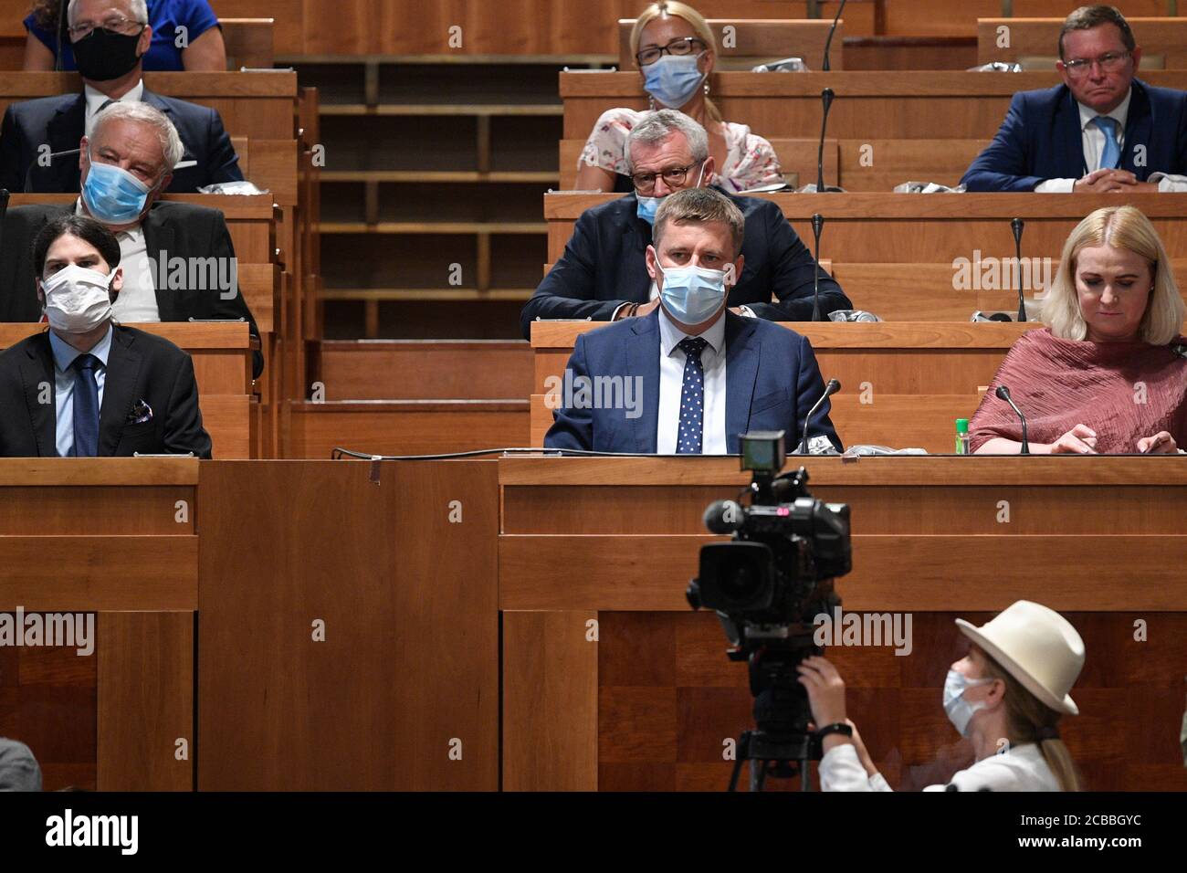 Prag, Tschechische Republik. August 2020. Der tschechische Außenminister Tomas Petricek, Mitte, hört am 12. August 2020 die Rede des US-Außenministers Mike Pompeo im tschechischen Senat in Prag, Tschechische Republik. Pompeo kritisierte in seiner Rede im Senat Russland, weil es versuchte, die Souveränität europäischer Länder, einschließlich Tschechiens, durch Desinformation zu untergraben. Kredit: Michal Kamaryt/CTK Foto/Alamy Live Nachrichten Stockfoto