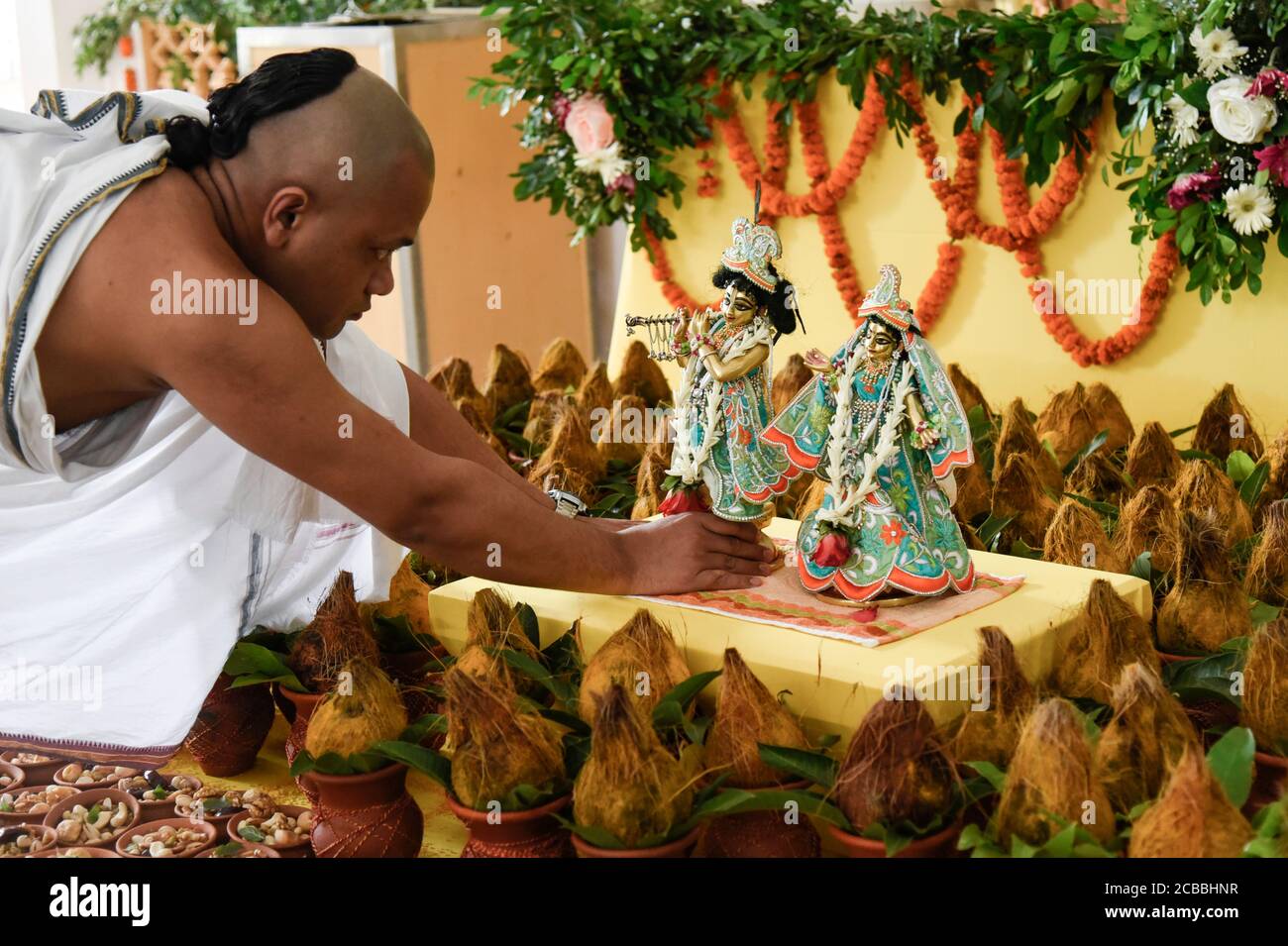 Guwahati, Assam, Indien. August 2020. Anhänger des hinduistischen Glaubens feiern Krishna Janmastami in Guwahati, um die Geburt des hinduistischen Gottes Lord Krishna zu markieren. - eifrige Anhänger feiern das Fest, indem sie an Prozessionen teilnehmen, ihre Kinder wie Charaktere aus der Geschichte von Lord Krishna's Leben kleiden und Nachstellungen von Theaterstücken aus der hinduistischen Mythologie beobachten oder inszenieren. Quelle: David Talukdar/ZUMA Wire/Alamy Live News Stockfoto