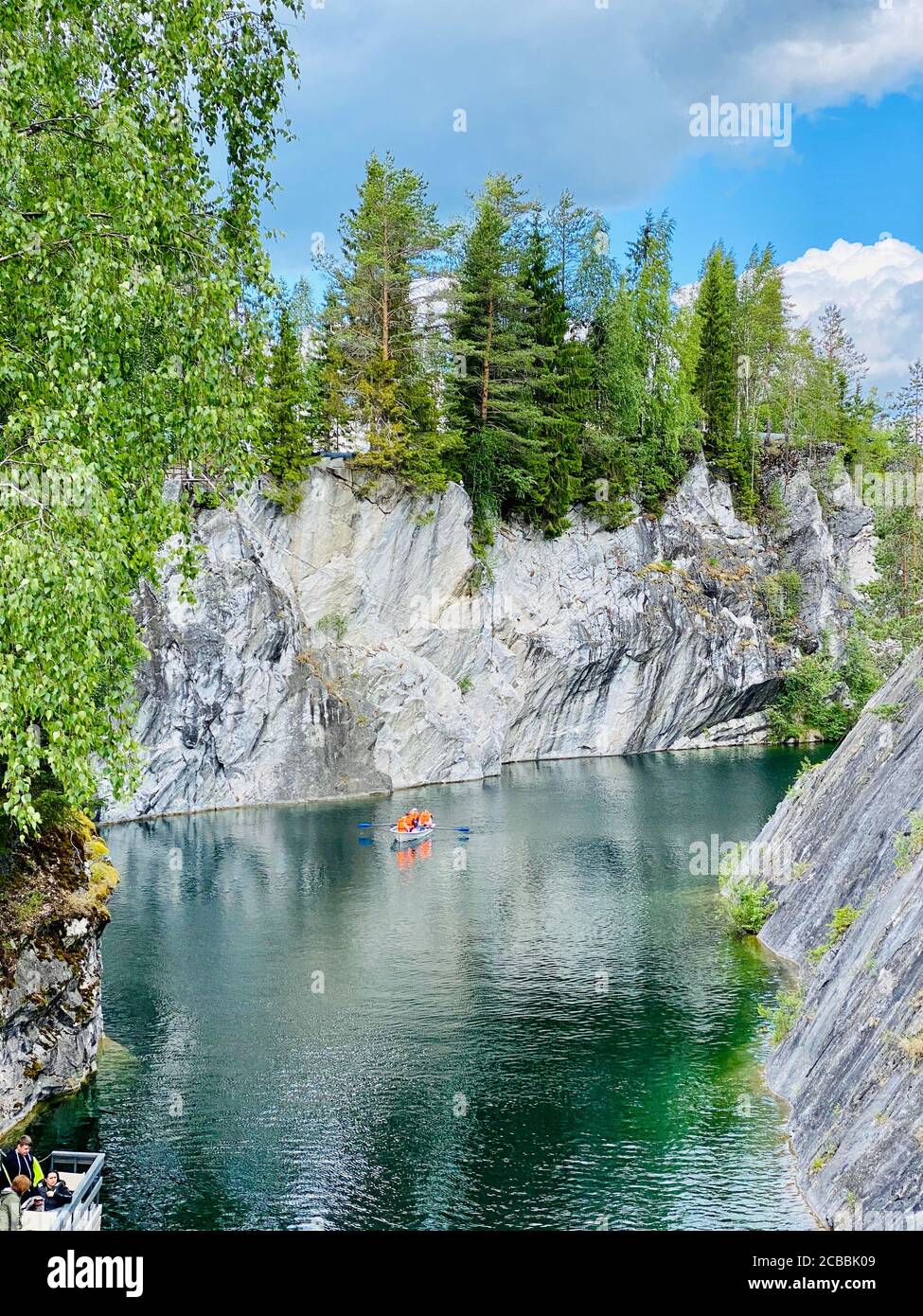 Majestätische Wald und malerischen See, nördliche landschaftliche Umgebung Karelien Stockfoto