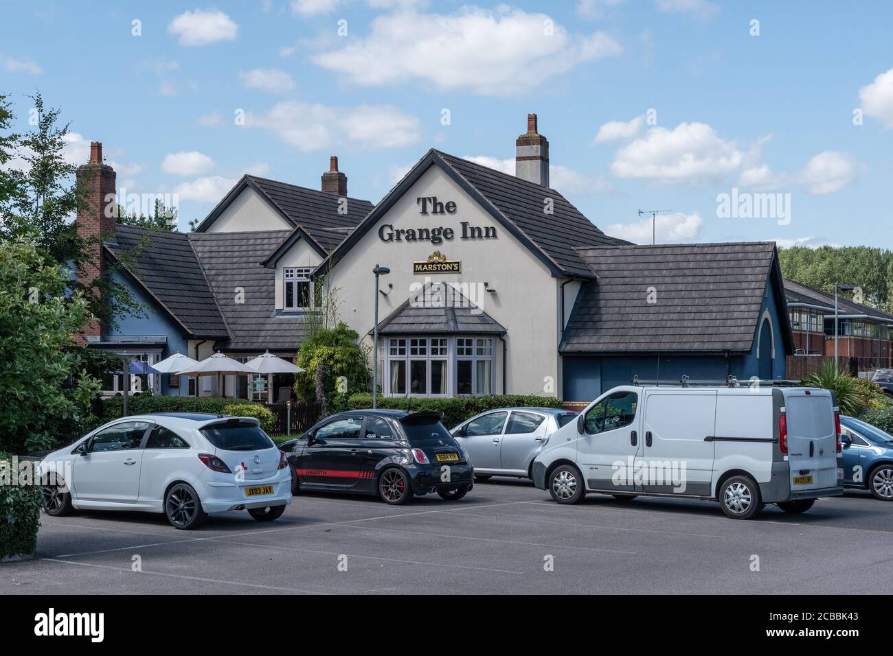 Außenansicht des Grange Inn, Grange Park, Northampton, UK; ein lokaler Pub, Teil der Marston's Kette. Stockfoto