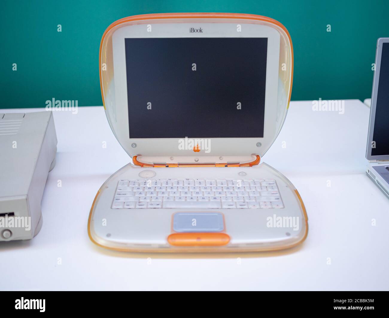 TERRASSA, SPANIEN-9. AUGUST 2020: 1999 Original Apple iBook G3 ('Clamshell') Laptop-Computer im Nationalmuseum für Wissenschaft und Technologie von Catalon Stockfoto