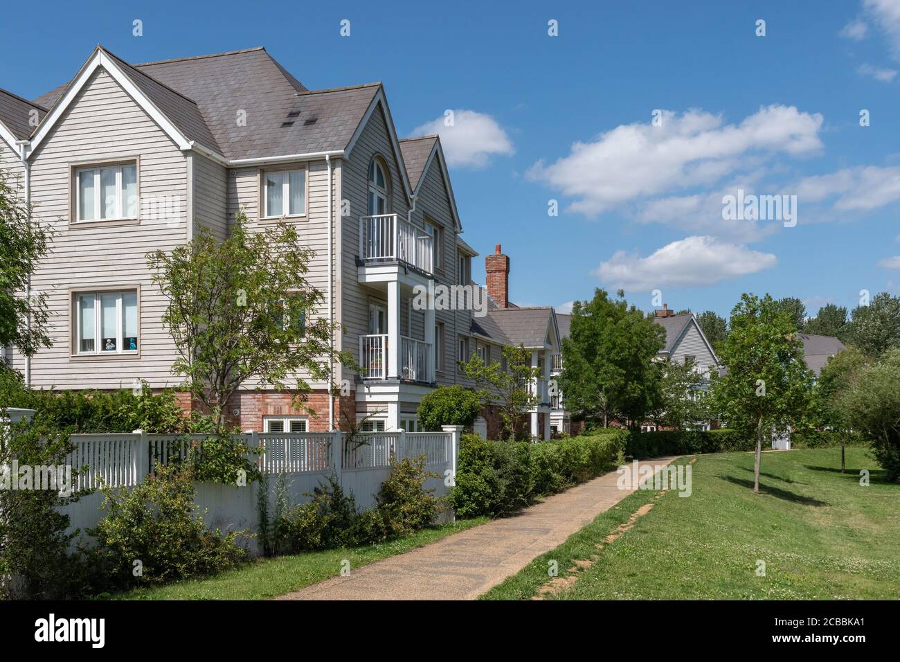 Häuser im Richmond Village, einem Altersversorgungsdorf im New England Stil, im Grange Park, Northampton, Großbritannien; Teil der Bupa-Kette. Stockfoto