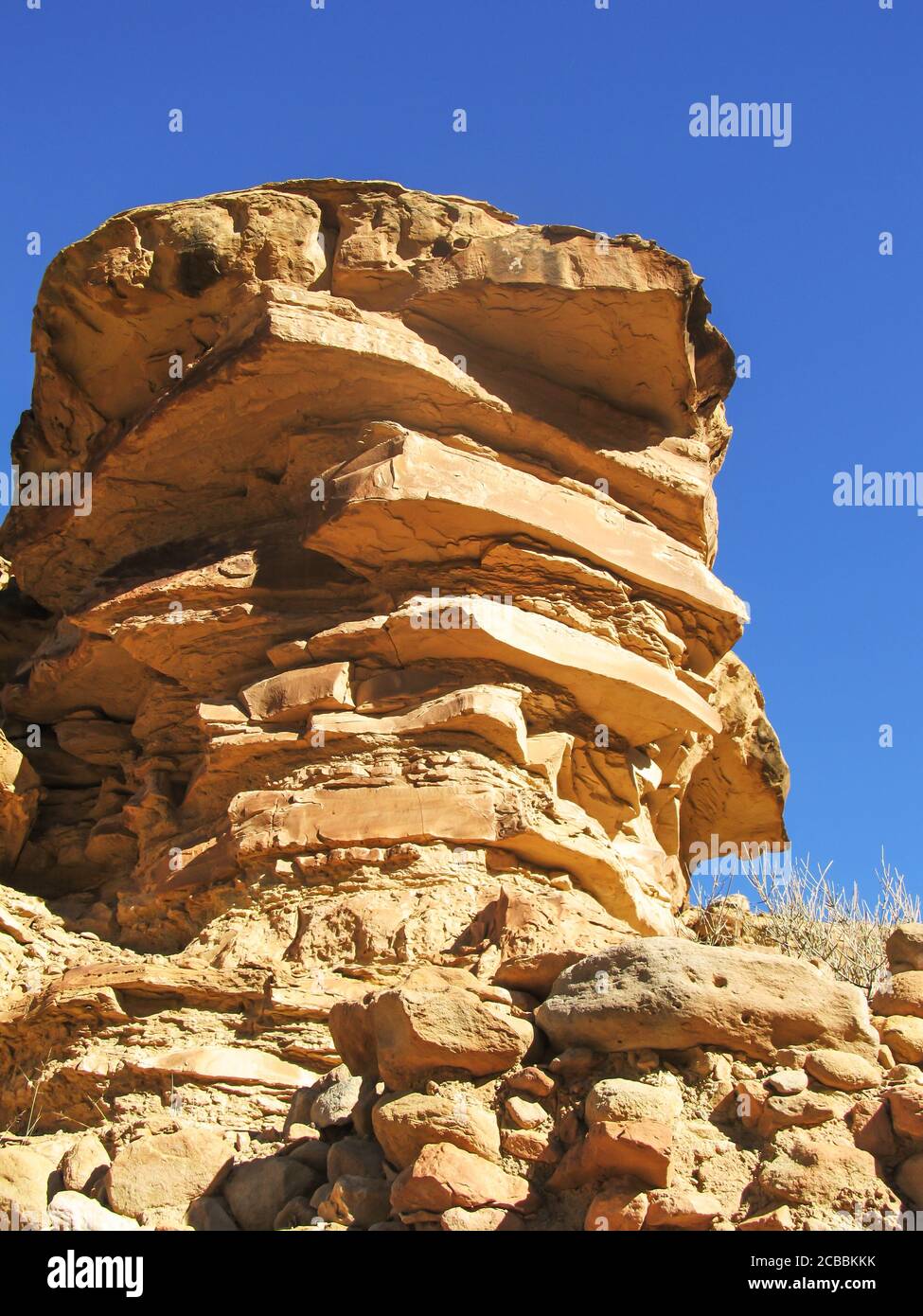 Ein Felsvorsprung in den Bookcliffs, Utah, USA, mit Schichten der frei häufigsten klastischen Sedimentgesteine, Sandstein, Sandstein und Schlamm Stockfoto